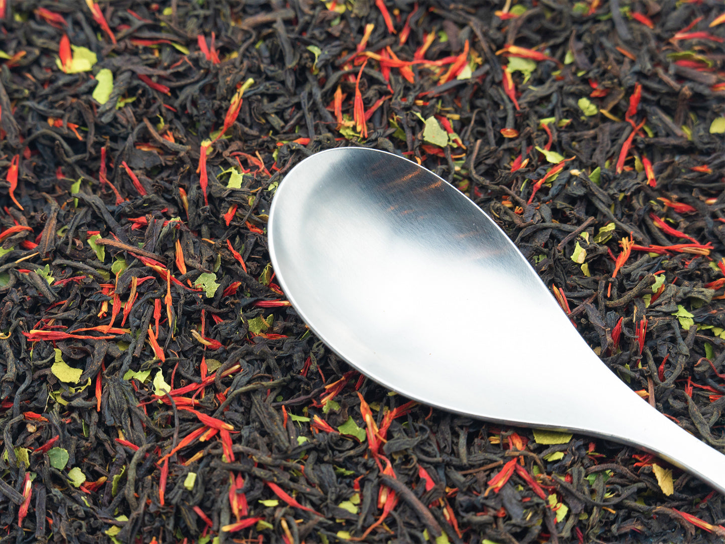 TEA23 loose Earl Grey tea with a spoon resting on top