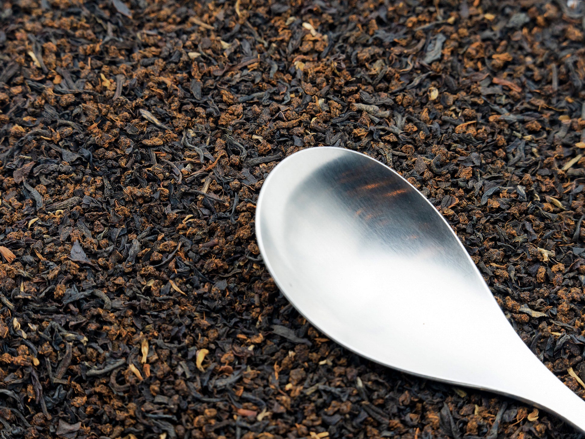 TEA23 loose English Breakfast Tea with a spoon resting on top